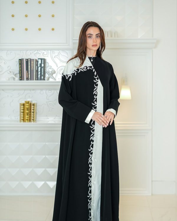 عباية أبيض وأسود
